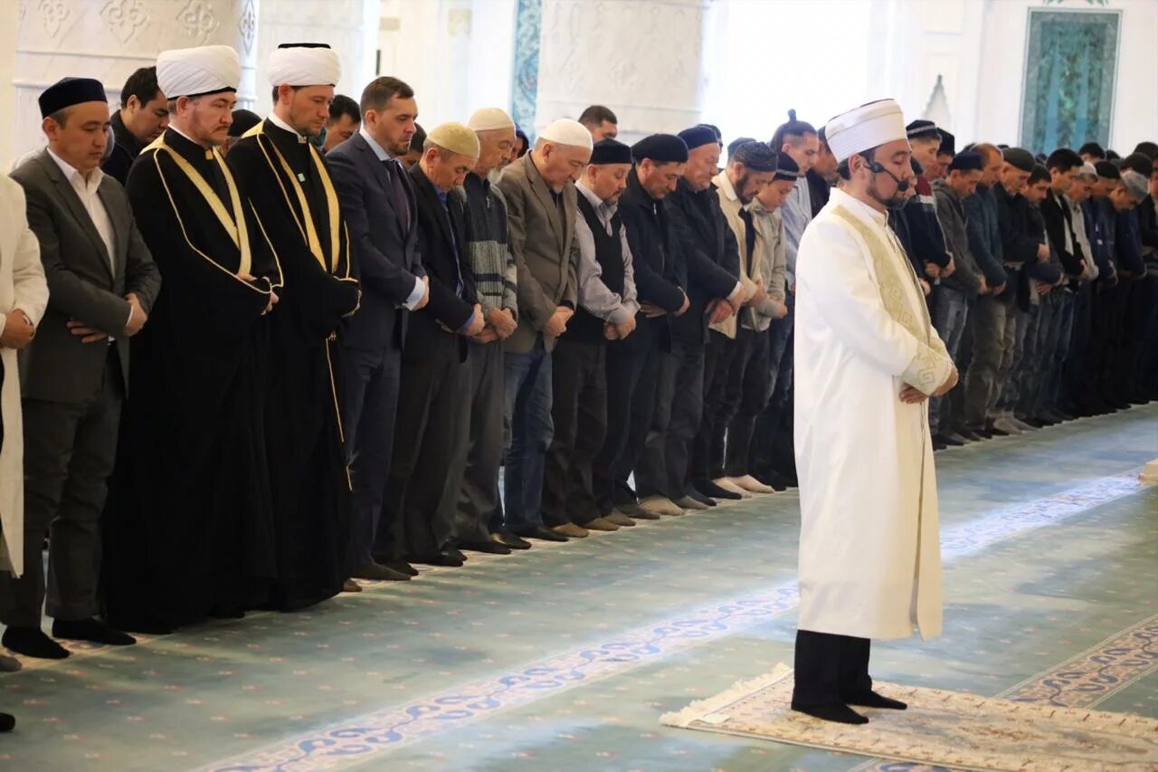 Время намаза в таджикистане. Намаз таджиков. Намаз таджиков. Время намаза в таджикистане. Имам узбекистана.