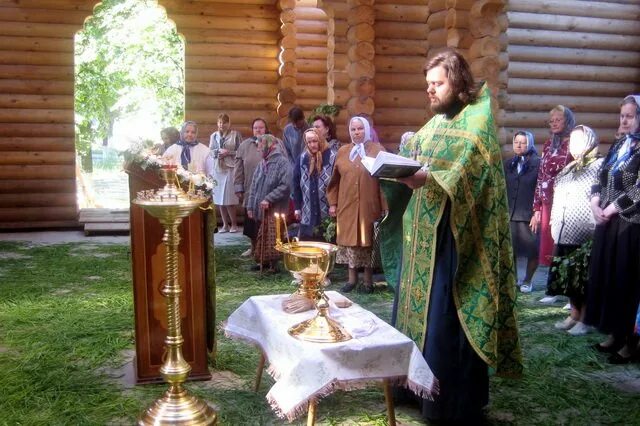 Больница поселок октябрьский. Храм в Октябрьском Люберецкого района. Посёлок Октябрьский Люберецкий район Церковь. Настоятель храм Святой Троицы поселок Октябрьский. Свято-Троицкий храм Люберцы.