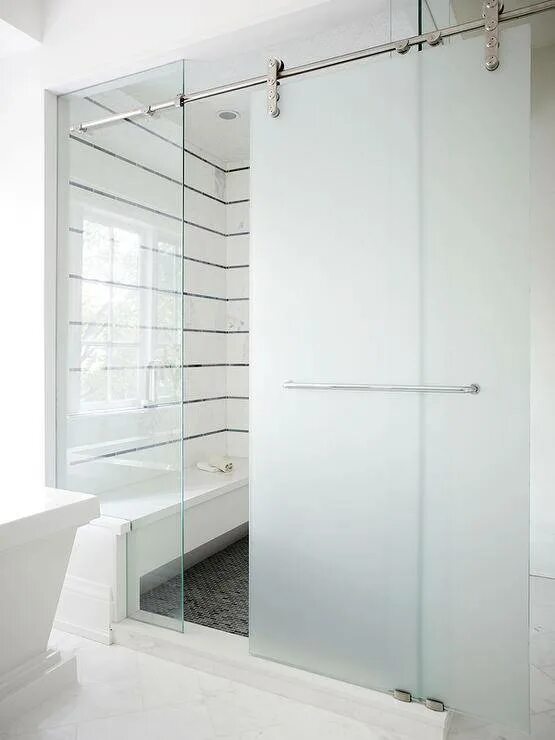 Стеклянные двери в ванну. Стеклянная дверь в ванную. Раздвижные стеклянные двери в ванную. Стеклянная матовая дверь в ванную. Прозрачная дверь в ванну.