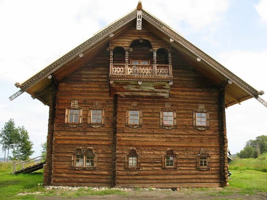 Wooden на русском. Русское деревянное зодчество Кижи. Памятник деревянного зодчества Кижи. Русский дом Кижи. Фасады избы Кижи.