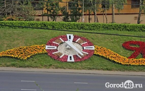 Цветочные часы в липецке. Городские клумбы. Цветы на клумбах липецк. Клумбы липецка. Город цветов липецк.