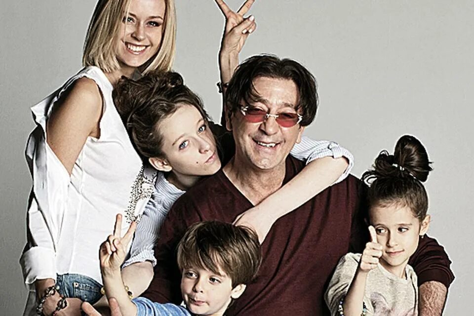 Семьи известных актеров. Алек болдуин и его дети. Пореченков семья. Ума турман фото с семьей. Семьи известных актеров.