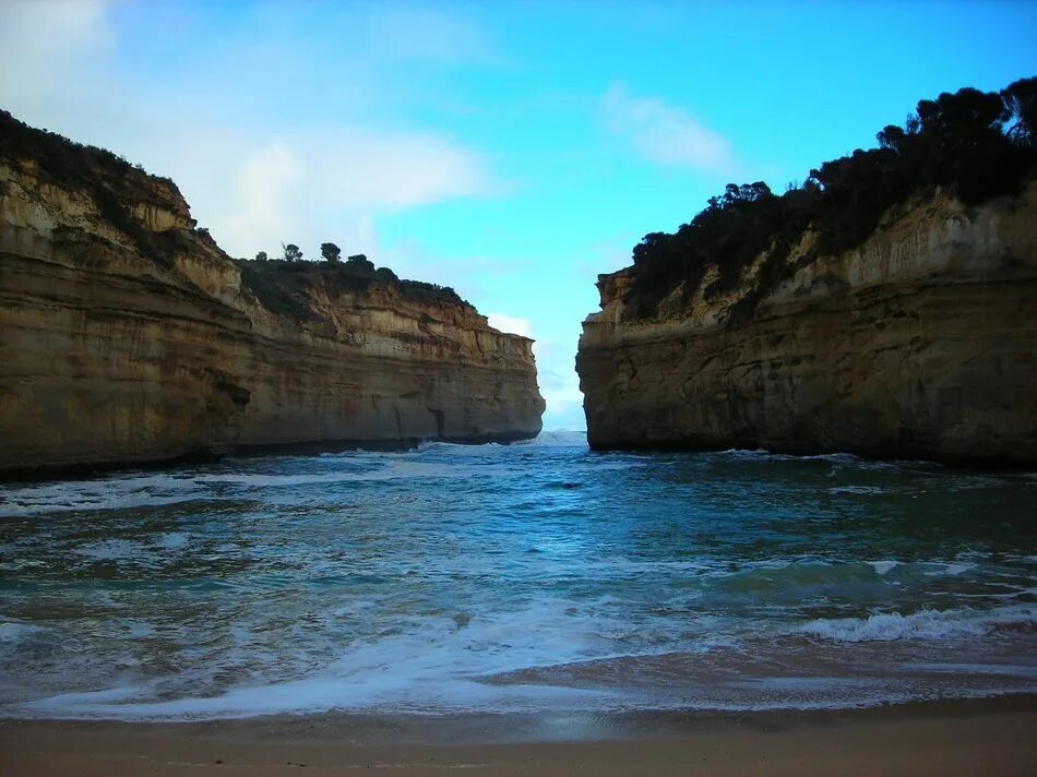 Австралия скалы «двенадцать апостолов» (штат виктория). Shore. Австралия скалы «двенадцать апостолов» (штат виктория). Национальный парк порт-кэмпбелл, виктория, австралия. Скалы двенадцать апостолов в австралии.