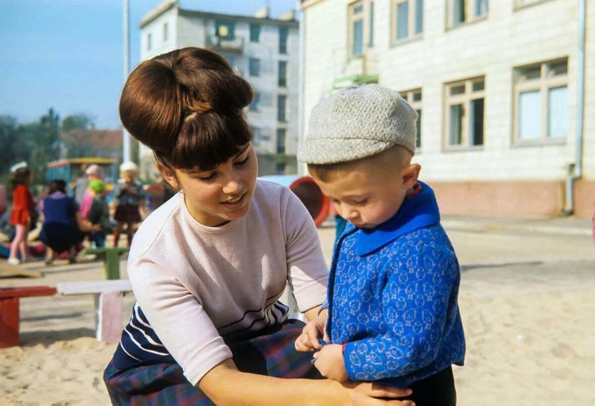 Случайно увидел родители. Дети в детском саду СССР. Воспитательница в детском саду. Воспитательница детского сада СССР. Детский сад в Советском Союзе.