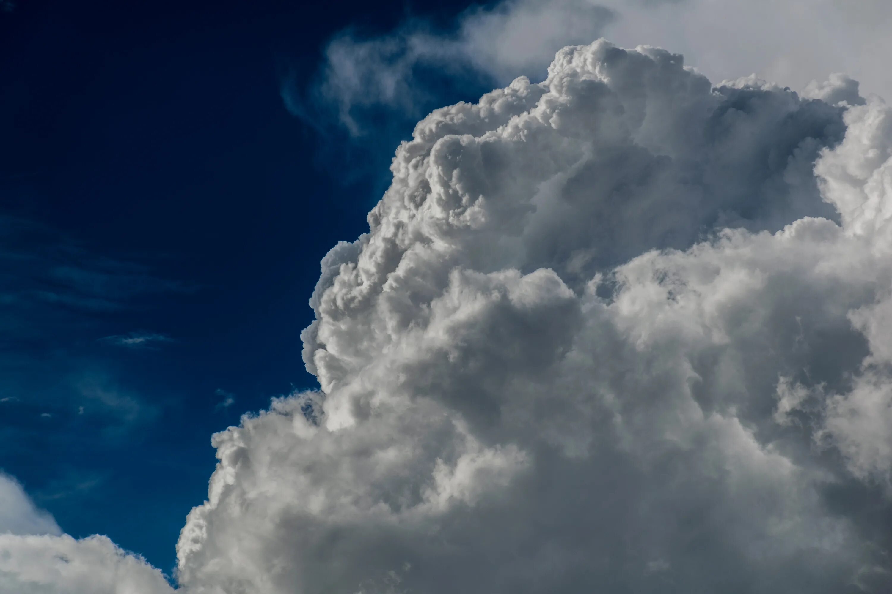 Big clouds. Облака. Кучевые облака. Прояснение неба. Облака сверху.