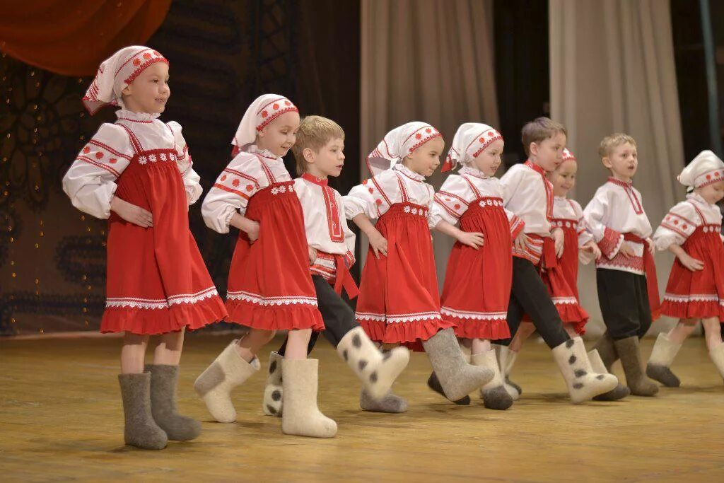 Народный танец валенки. Костюм для танца валенки. Народные танцы для детей. Игровые русские народные танцы.