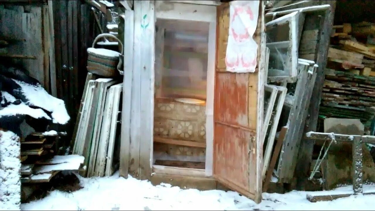 Уличный туалет зимой. Утепленный уличный туалет. деревенский туалет зима. теплый зимний туалет на улице.