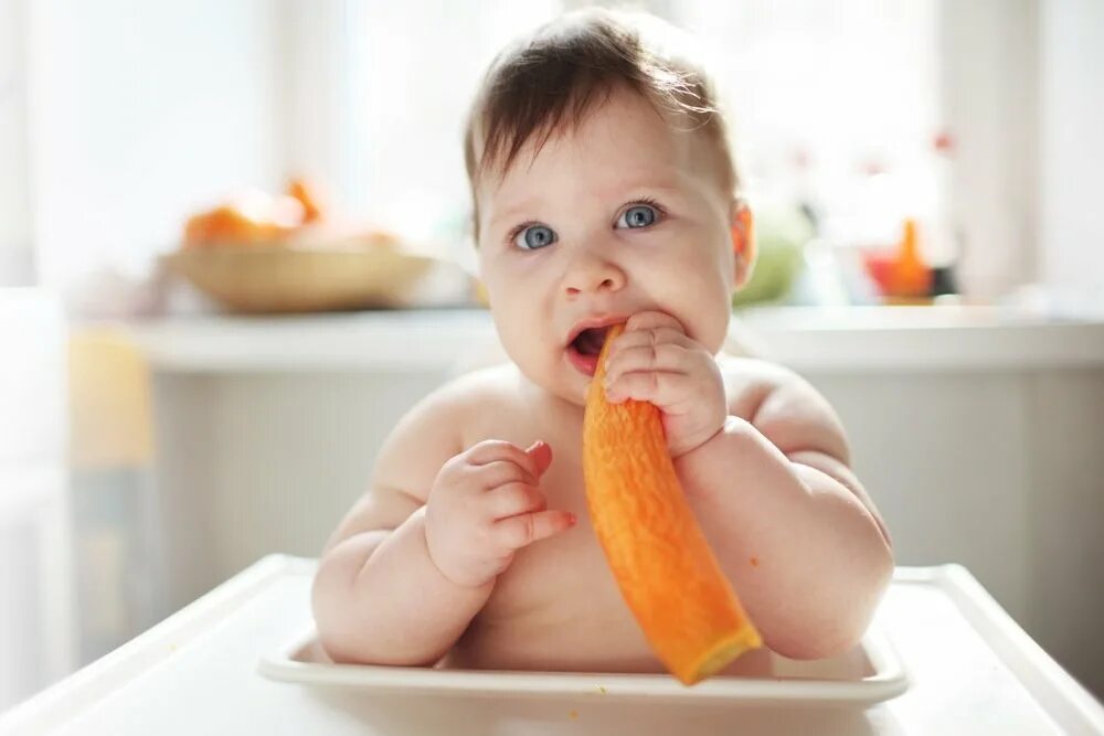 Быстро ест мелко жует сама. Еда для детей. Ребенок ест. Малыш ест. Еда для маленьких детей.