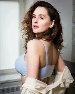 U yigitning ogziga va eshagiga kiradi