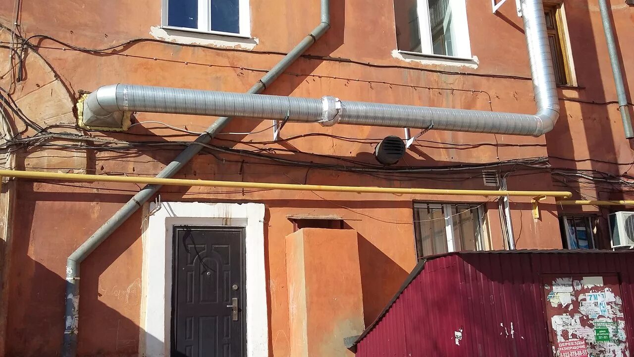 Закрепить вентиляционную трубу