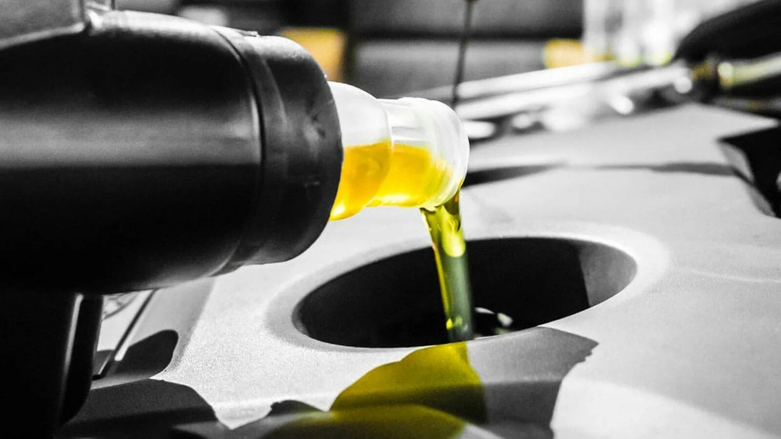 Что такое гидрокрекинг моторного масла. Моторные масла из нефти. Машинное масло из нефти. Оборудование гидрокрекингового масла. Масло ис