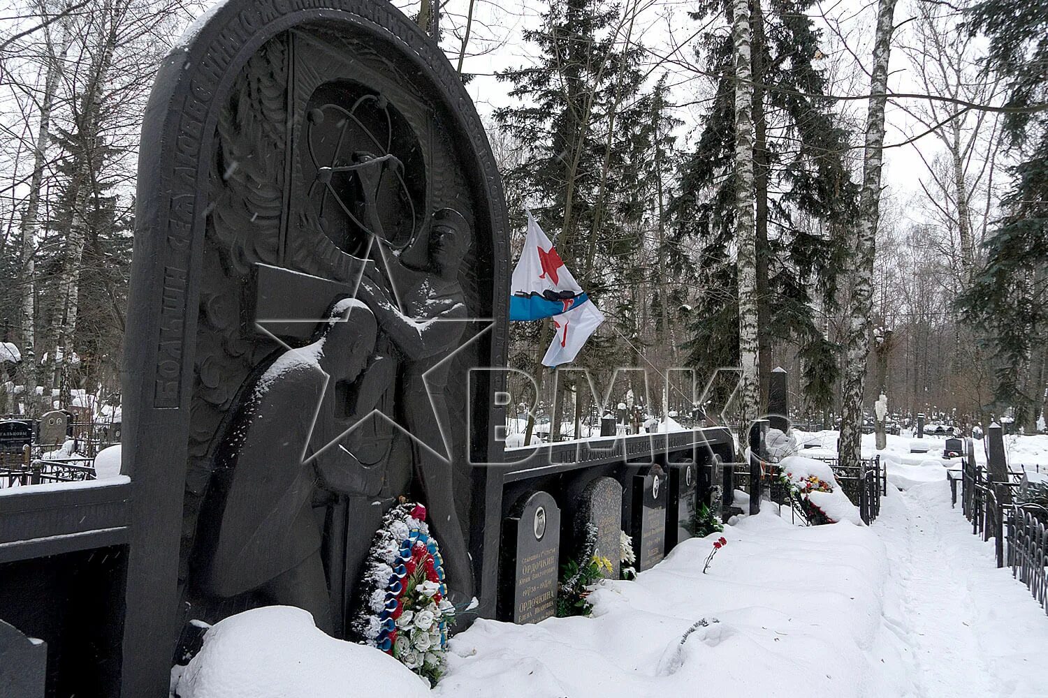 Кузьминское кладбище могилы знаменитостей. Подводная лодка к-19 памятник Кузьминское кладбище. Могила подводников к 19 Кузьминское кладбище. Кузьминское кладбище памятники