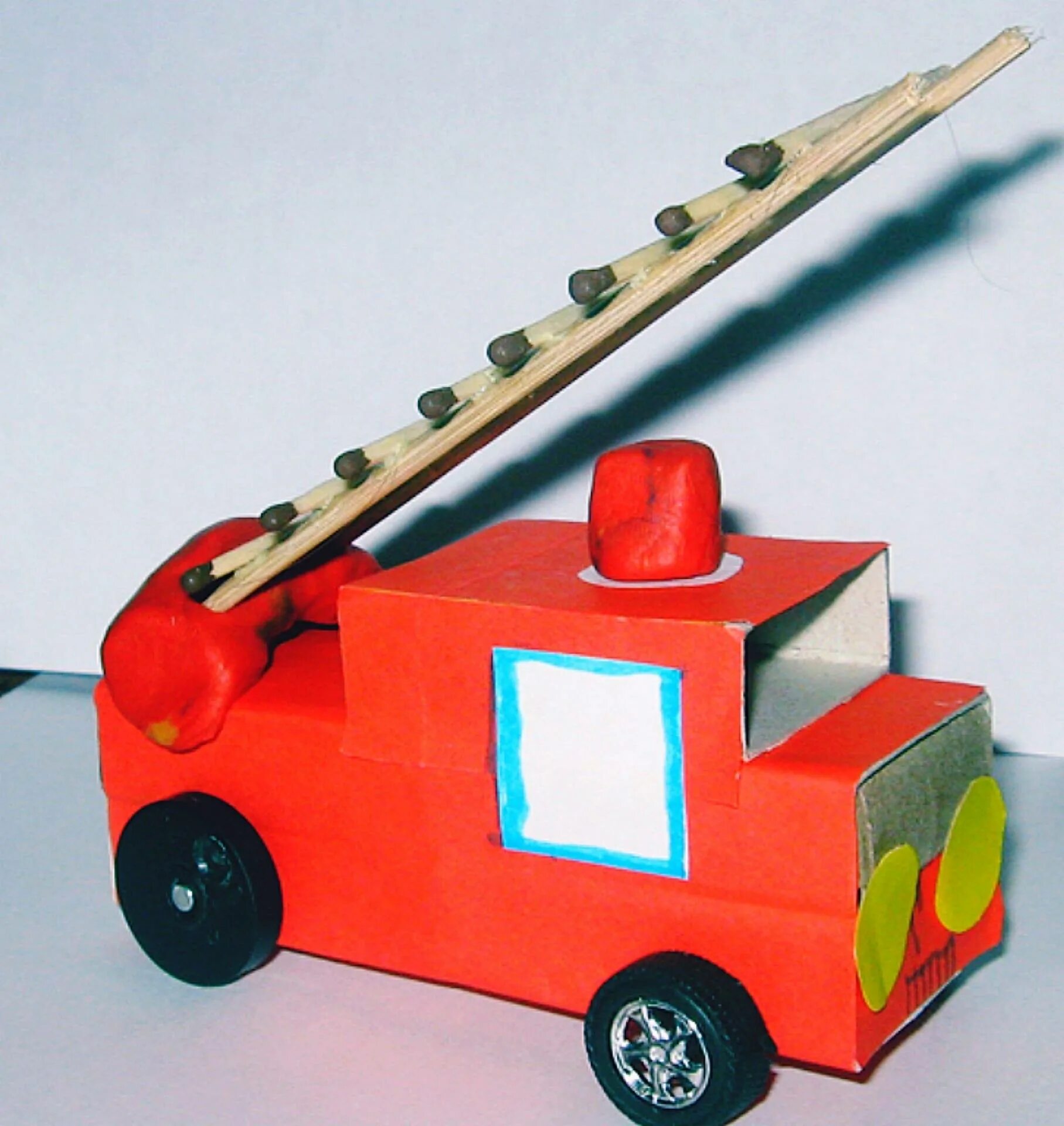 пожарная машина из коробки. пожарная машинаподдеока. пожарная машина из картона. пожарная машина поделка из картона. пожарная маш на из коробок.