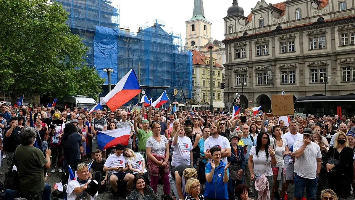 Хохлы в чехии. Правительство чехии. Митинг в праге. Массовый митинг. Новости в праге на русском языке сегодня.