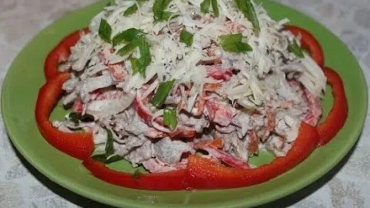 Салат с баклажанами и мясом. Салат пражский с говядиной. Салат с говядиной и болгарским перцем. Салат говядина болгарский перец лук. Салат с говядиной и болгарским перцем.