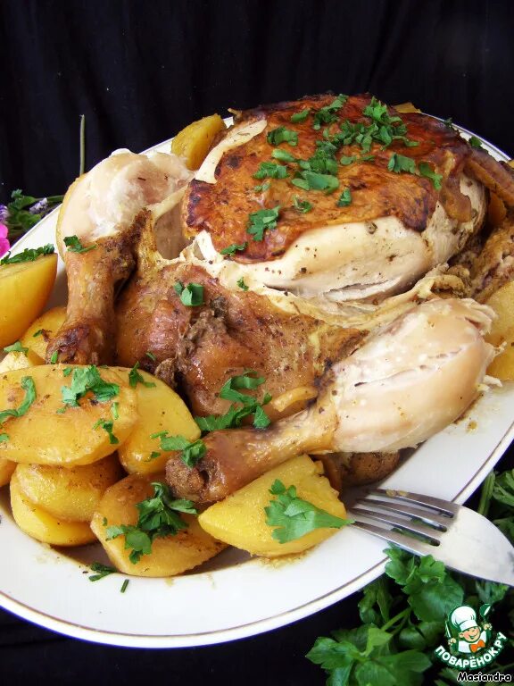 Приготовление курицы в мультиварке рецепты. Курица с картошкой в мультиварке. Курица запеченная с картоф. Запеченная курица в мультиварке. Курица с короткой в мультиварки.