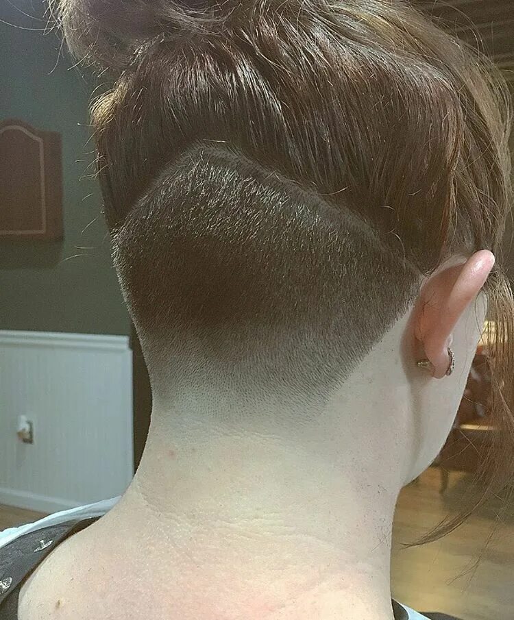 Коля затылков. Undercut (андеркат) затылок. Стрижка с выбритым затылком. Прическа с бритым затылком. Стриженный затылок.