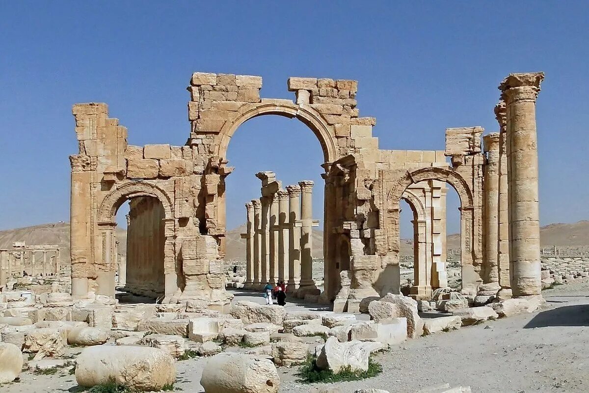 Пальмира город в сирии. Пальмира город 2022. Триумфальная арка сирия пальмира. Восстановленные древние города. Дворец каср-аль-абд.