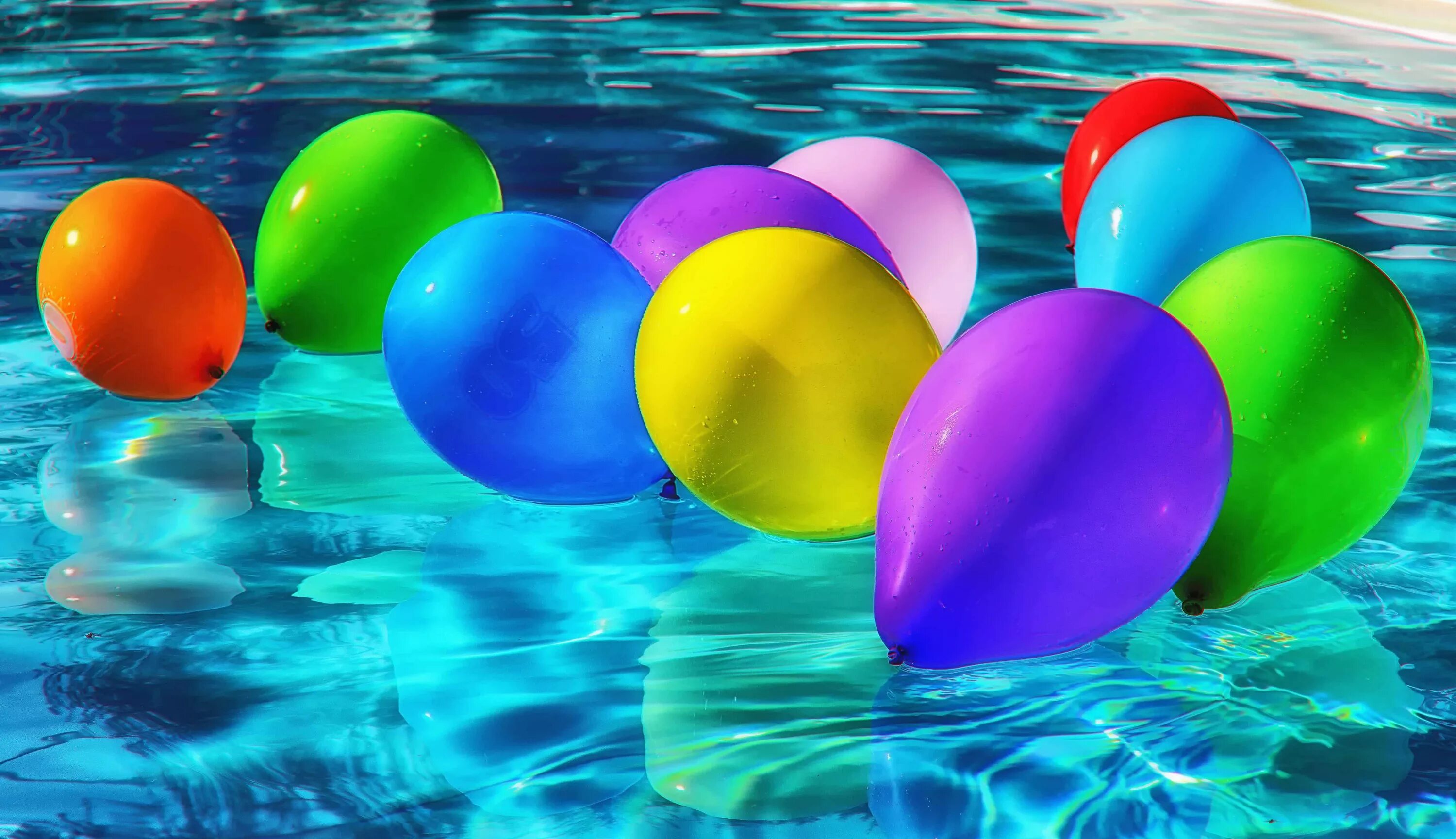 Лето в шаре. Яркие воздушные шары. Цветные шары. Шарики надувные. Разноцветные шарики воздушные.