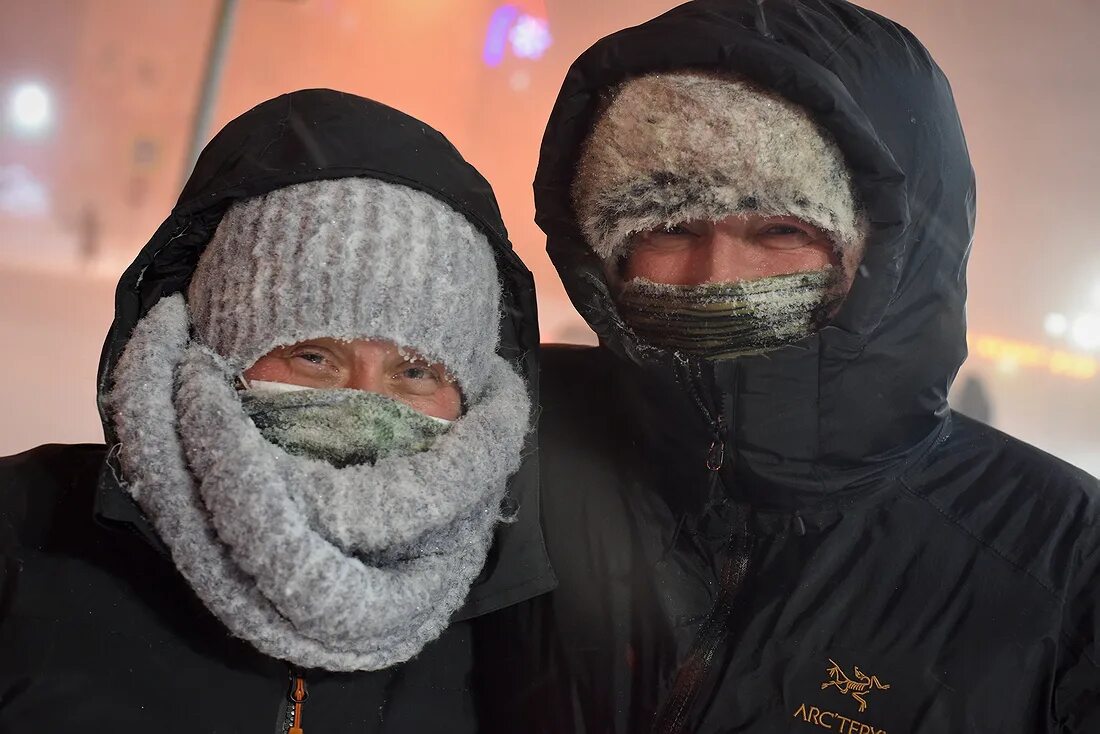 Мужчина постоянно мерзнет. Варшавяне мерзнут. Женщины мерзнут больше мужчин. Мерзнут гейропейцы. Мёрз или мёрзнул.