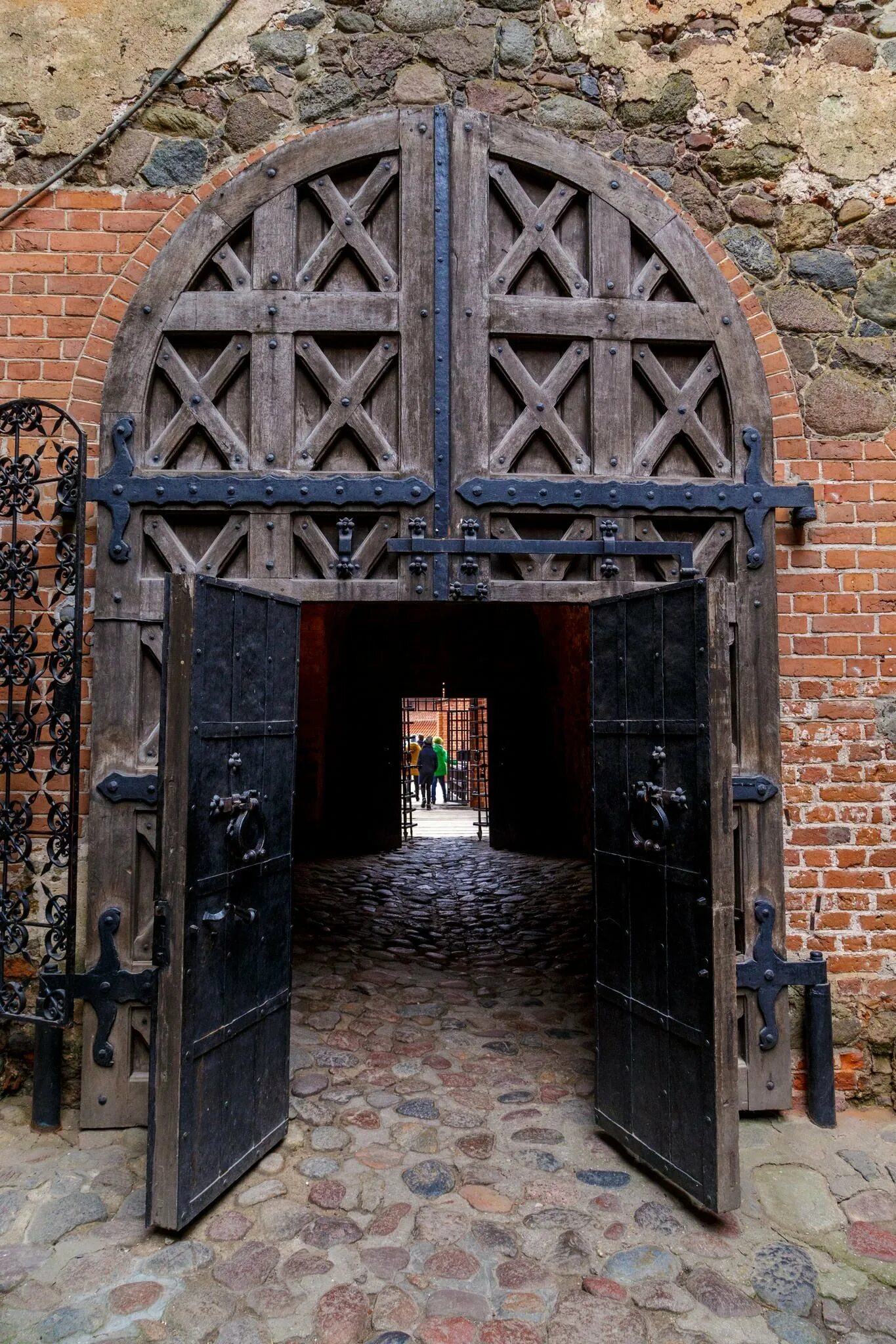 Дверь ворота открытая. Тракай ворота замка. Замок Вианден ворота. Фахверк ворота замка. Ньюрберская ворота.