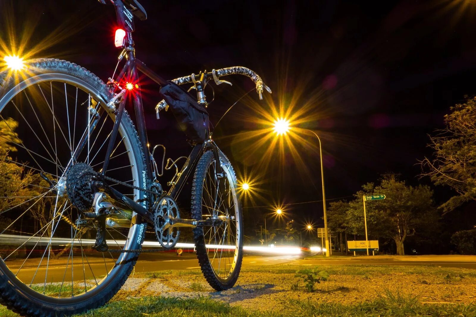 Bike night. Красивые велосипеды. Велосипед ночью. Велосипедист ночью. Яркий велосипед.