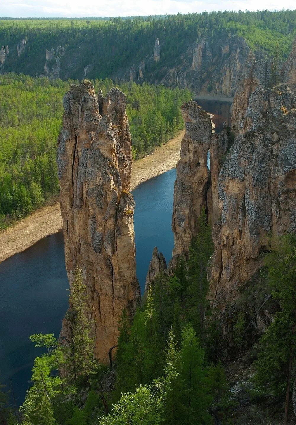 Фото республики саха якутия. Бутылочная скала в Якутии. Синяя речка Якутии. Бутылочная скала Нерюнгри. Река синяя Якутия.