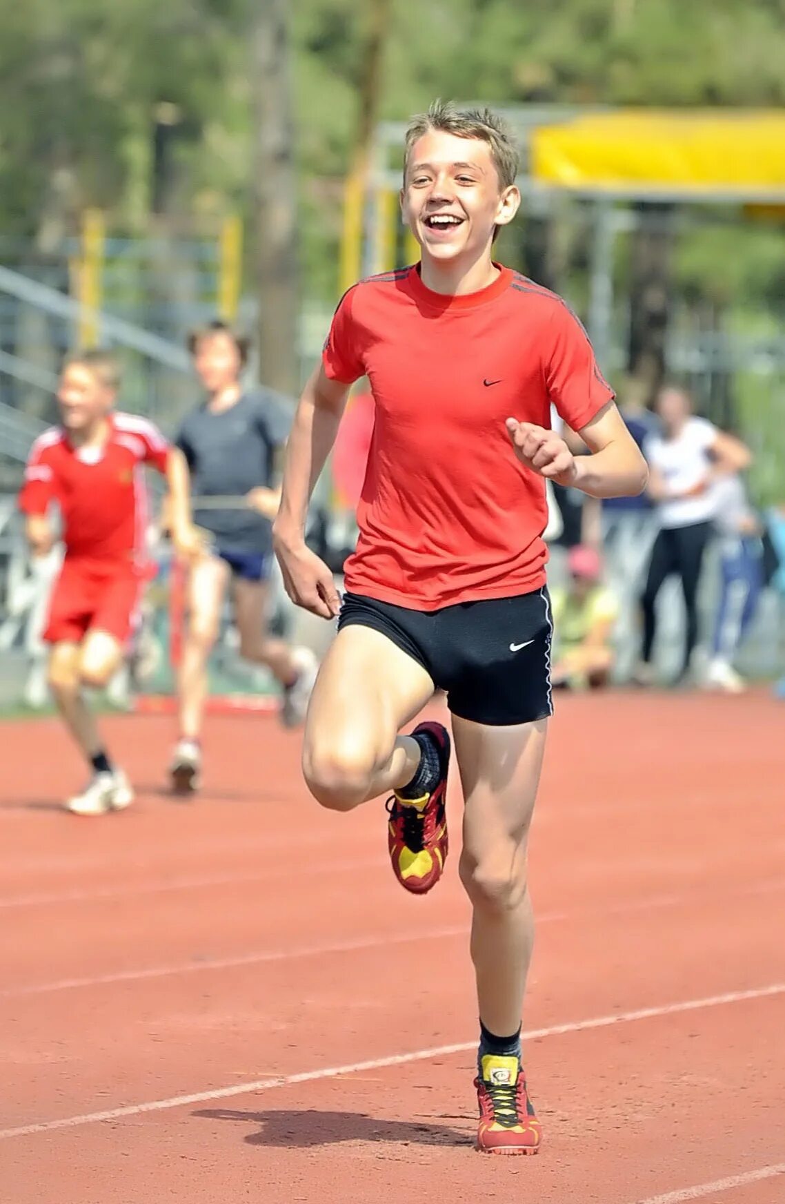 Бегущий человек. Конкурс бега. Эстафета кочки. Женский забег на каблуках. Необычные спортивные соревнования для детей.