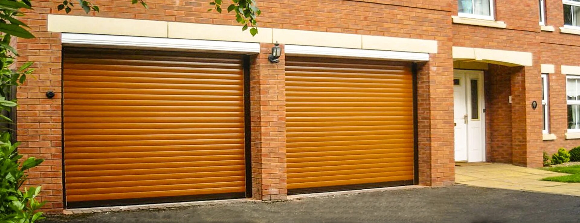 Роллетные гаражные alutech. Рольставни алютех. Рольставни алютех. Роллетные ворота спб. Роллетные ворота спб.