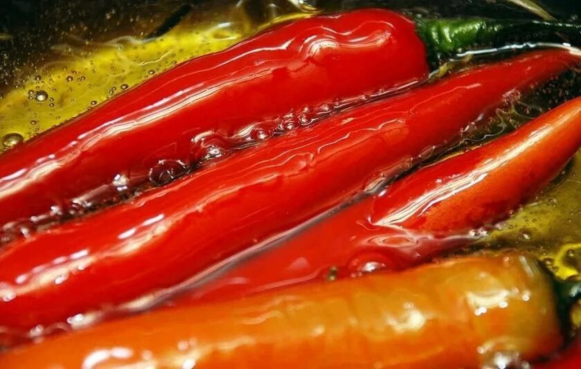 Рецепт перцев в масле на зиму. Острый перец в масле. масло с перцем чили. перец чили на зиму. перец в масле на зиму.