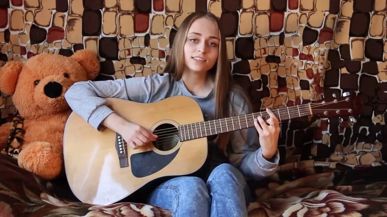Девушка поет под гитару. Девочка поет под гитару. Поют под гитару. Девушка поет под гитару красиво. Красивая девочка поет песню