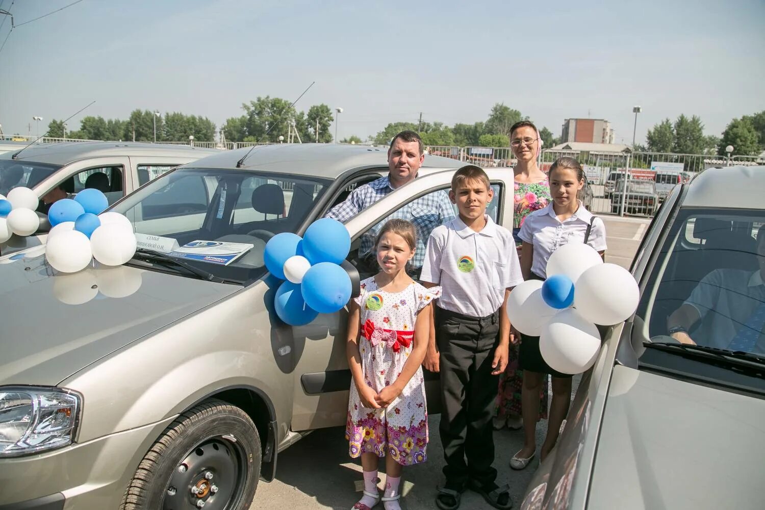 Вручение автомобилей многодетным. Машина для многодетной семьи. Автомобиль для многодетных. Автомобили многодетным в Тверской области. Автомобиль многодетной семье в 2024 году