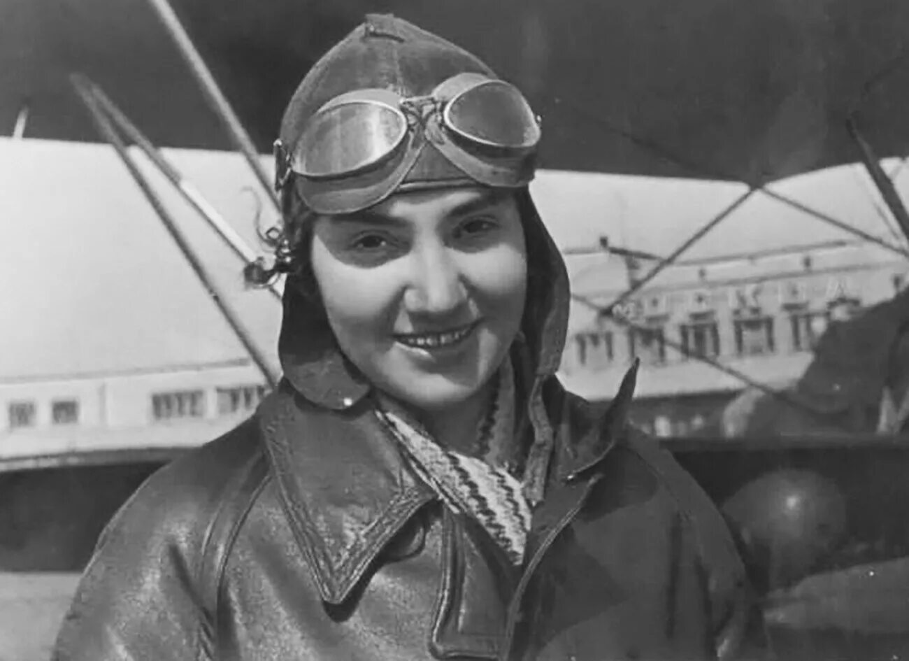 Летчица минус. Летчица минус. Летчица минус. Девушка пилот. Летчица штурман марина.