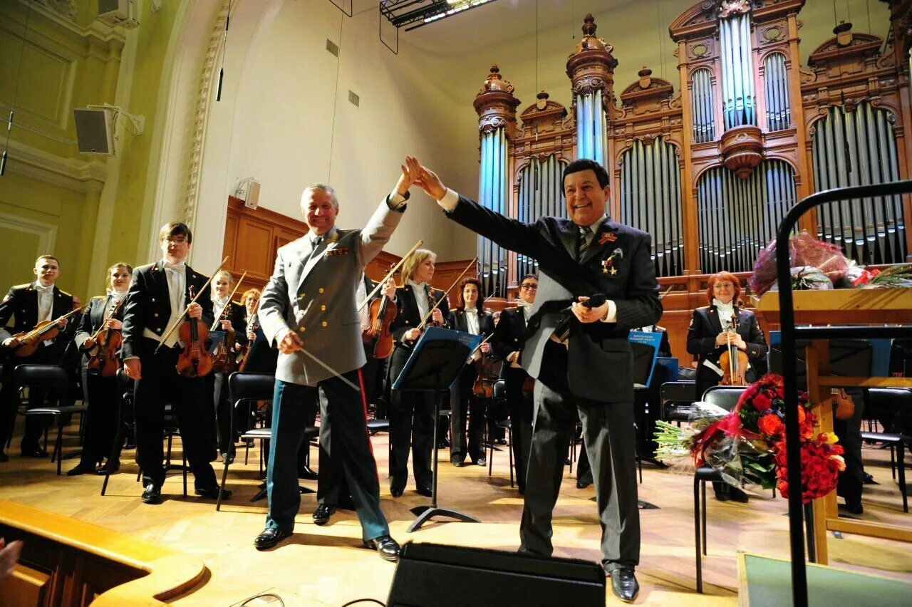 концертный зал ахи им. хоровая академия им попова выпускники. дирижер хора. дирижер церкви. митрополит иларион дирижирует.