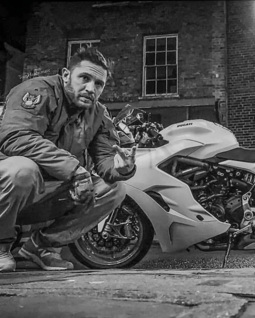 Байкеры 2025 том харди. Том харди. tom hardy на мотоцикле. мотоцикл тома харди. фото тома харди на мотоцикле.