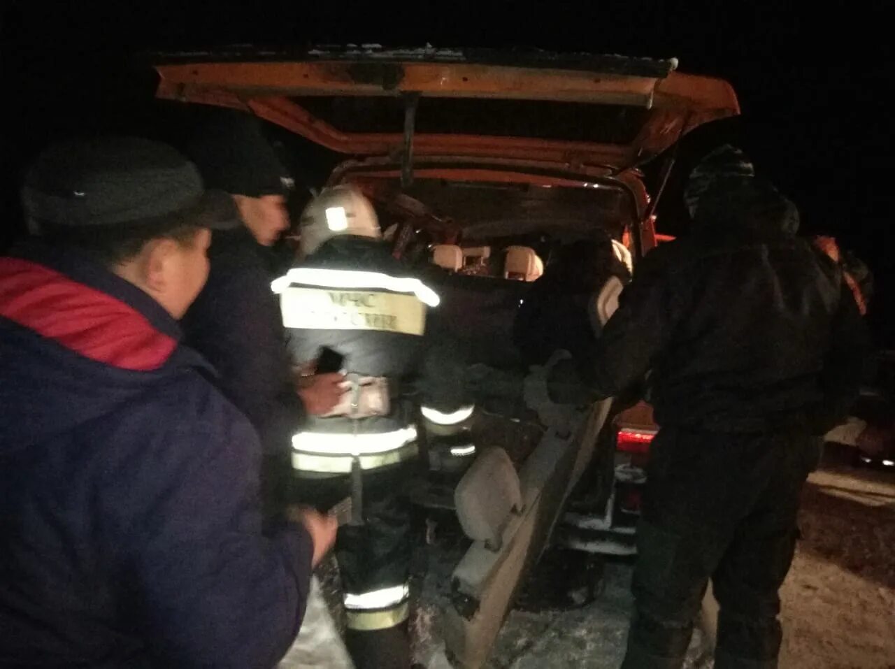 Эвакуация пострадавшего из автомобиля. Дтп извлечение пострадавшего из автомобиля. Эвакуация пострадавшего из автомобиля. Спасатели ростовской области. Оказание помощи при дтп.