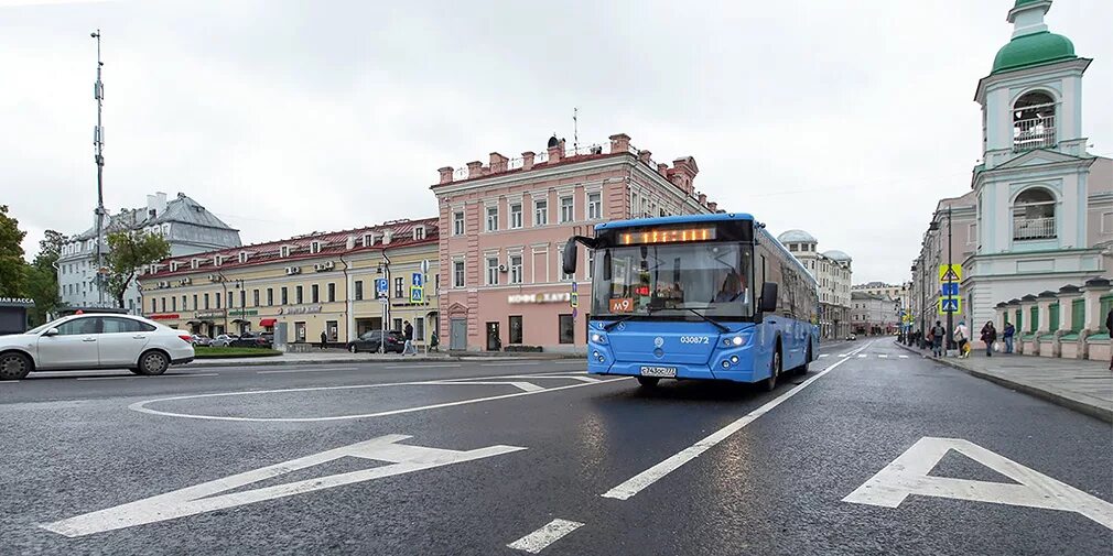Выделенка для автобусов. Автобусные полосы в Москве. Выделенка для общественного транспорта.