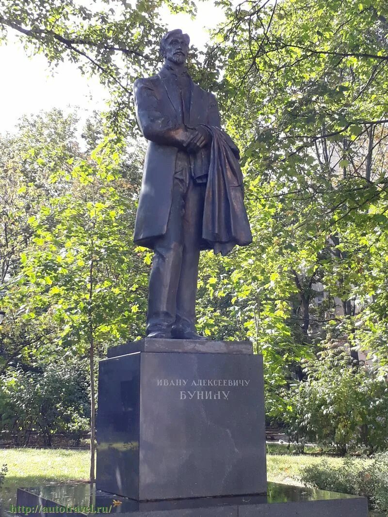 Памятник Бунину в Москве. Памятник и.а.Бунину в Моск. Памятник Бунину в Москве на поварской улице.