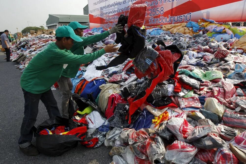 паленая одежда. торговля контрафактом. торговля контрафактом. поддельная одежда. контрафактная продукция.