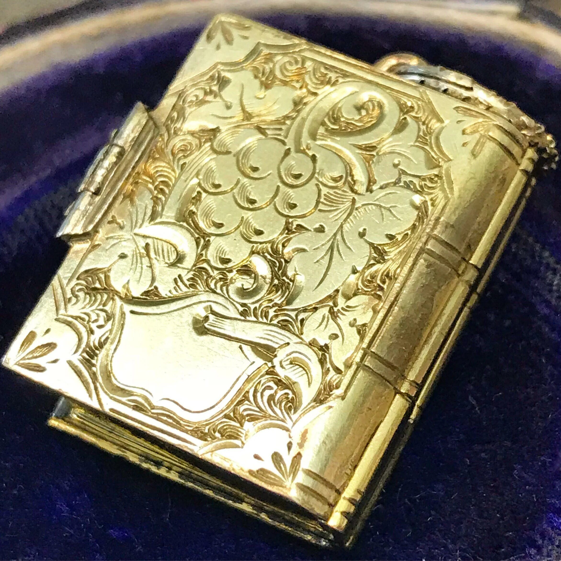 Книга серебро. Золотые 3 книжки. Gold book. Золотая пластина. Gold book.