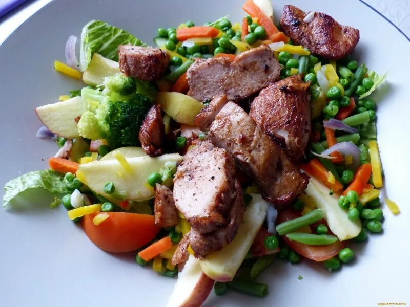 Блюда на пару. Гуляш тайёрлаш. Мясное рагу с овощами. Мясо отварное с гарниром. Салат к стейку из говядины.