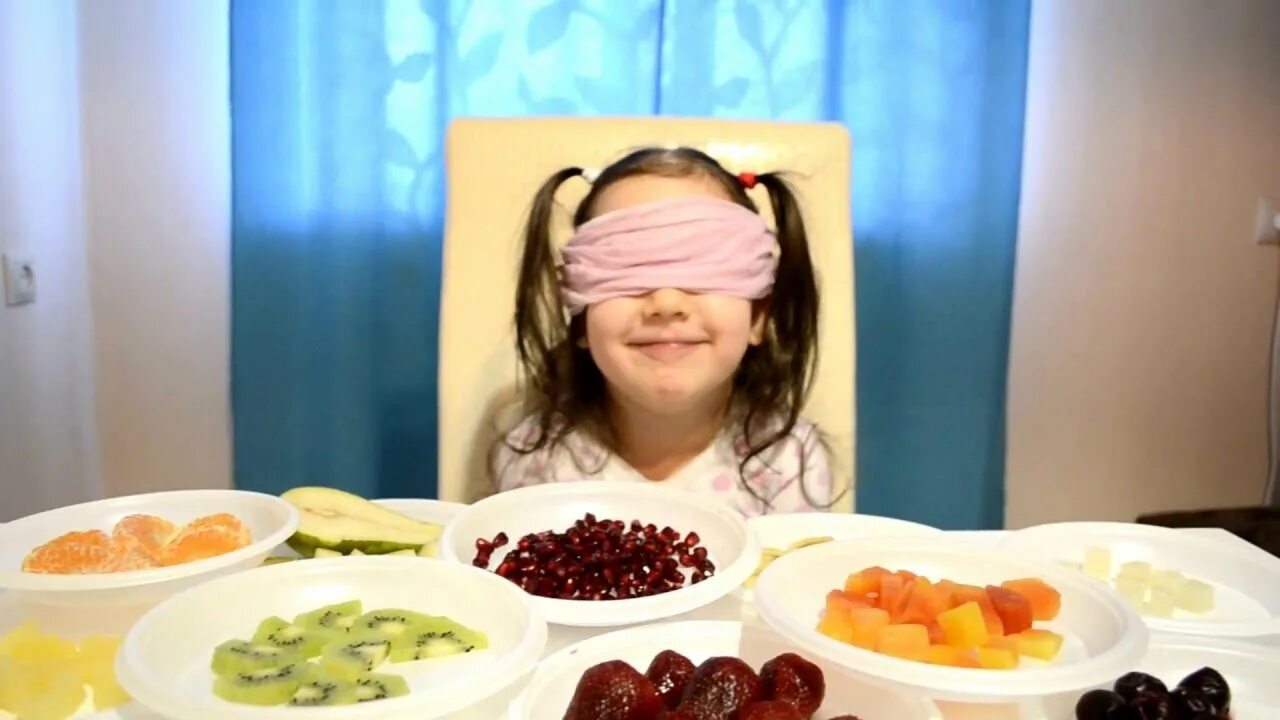 Глазами челлендж. ЧЕЛЛЕНДЖ С едой для детей. Челленджи с едой для детей. Эксперименты с едой. Пробуем фрукты с закрытыми глазами.