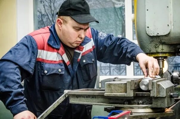 Токарь. Место токаря. Работа токарем зарплата. Работа токарем зарплата. Работа токарем зарплата.