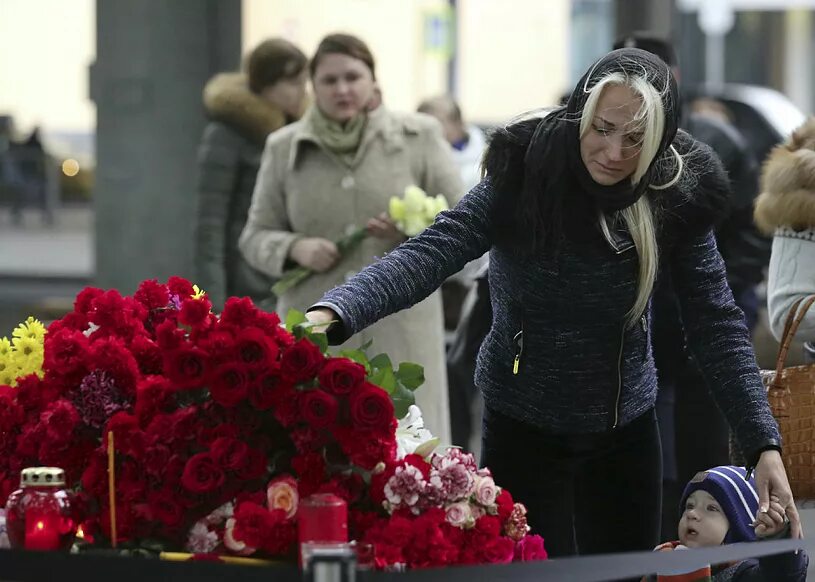 Похороны погибших в теракте в москве. Рейс 9268 похороны погибших. Могилы погибших в авиакатастрофе.