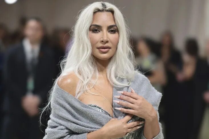 Kim Kardashian tiene una nueva obsesión estética: vestir de color plata Vogue Es