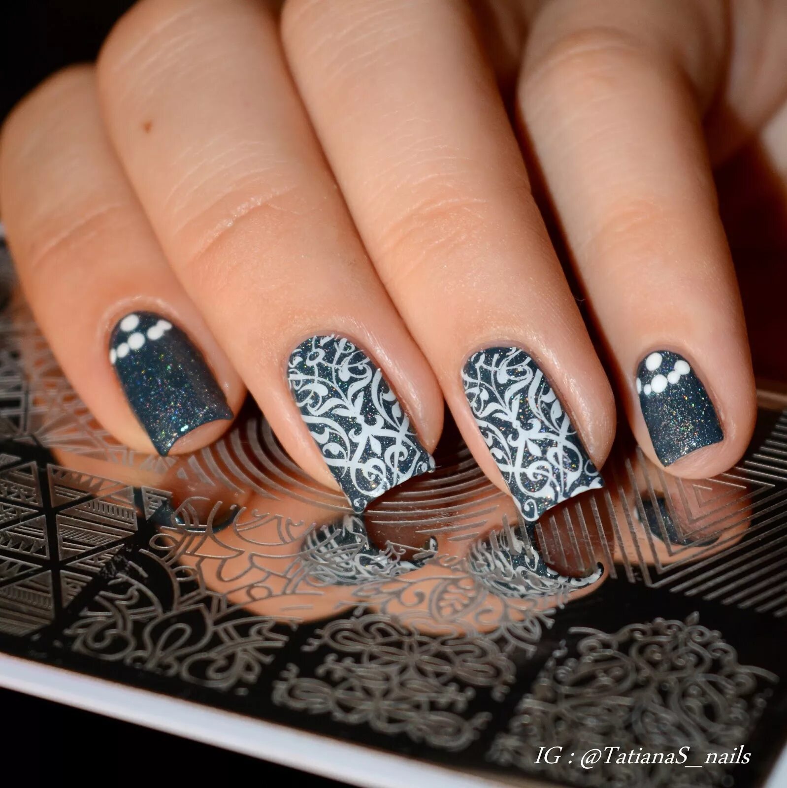 Зимний маникюр со стемпингом. Стемпинг для ногтей. Чёрный маникюр со стемпингом. Маникюр на короткие ногти стемпинг. Новогодние ногти со стемпингом.