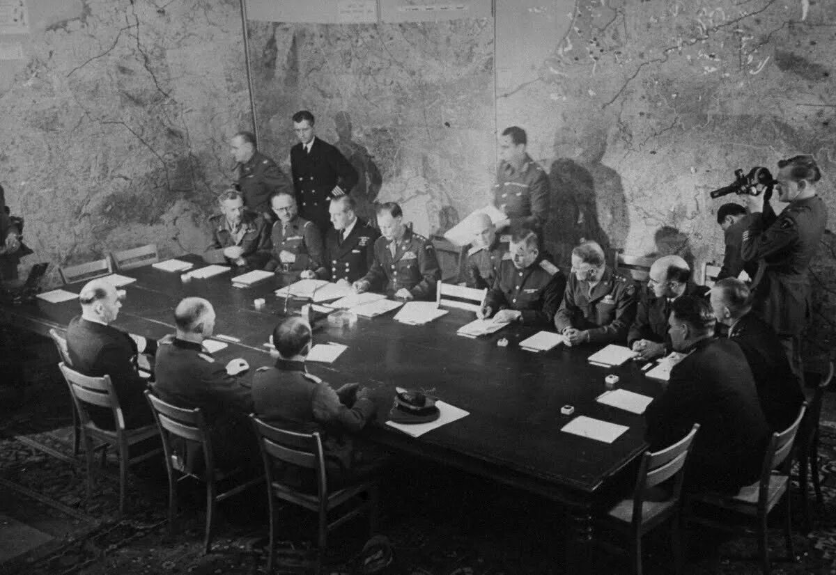 Капитуляция 45 года. Подписание капитуляции Германии. Капитуляция Германии 1945. Подписание акта о капитуляции Германии. Жуков подписание капитуляции Германии 1945.