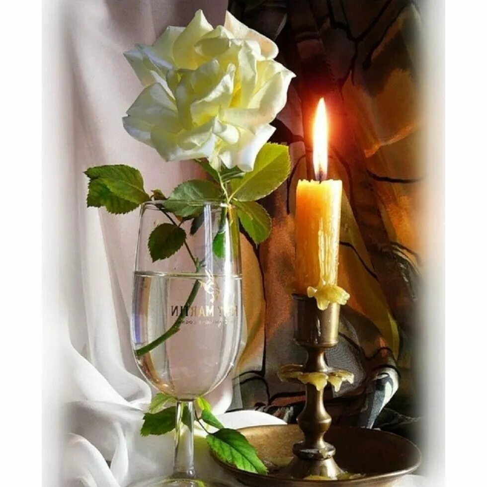 Поминальная свеча. Цветы и свечи. Поминальная свеча и цветы. Красивые свечи.