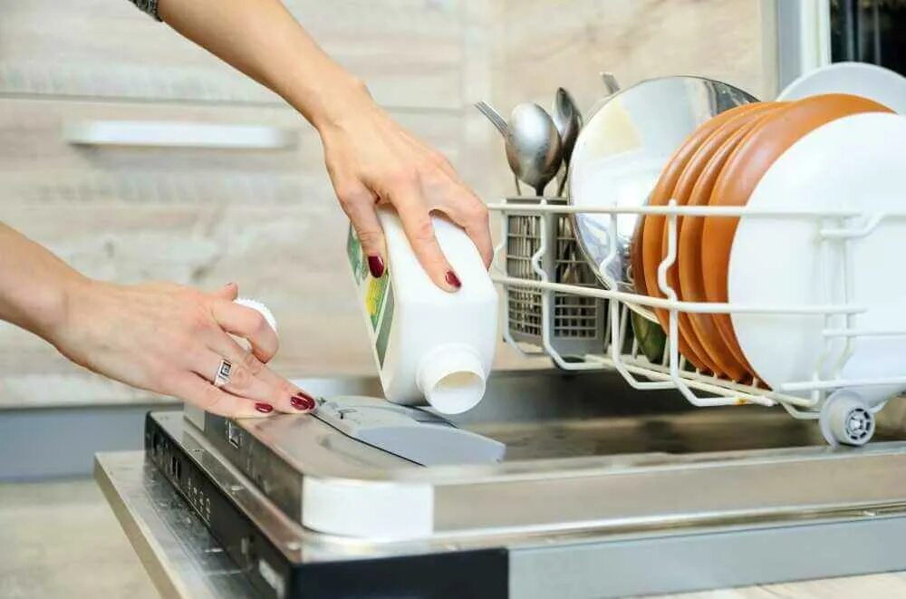 Моющую машинку посудомоечную. Посуда в посудомоечной машине. Мойка посуды. Посуда моющий машина. Мойка посуды в посудомоечной машине.