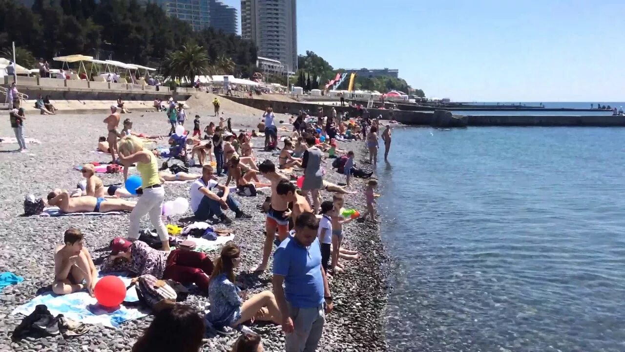 Опасно ли ехать в сочи. Сочи пляж в мае. Море в Сочи в апреле. Сочи в мае. Сочи пляж в апреле.